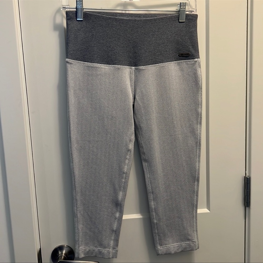 • MPG • Grey and White Chevron Cropped Leggings